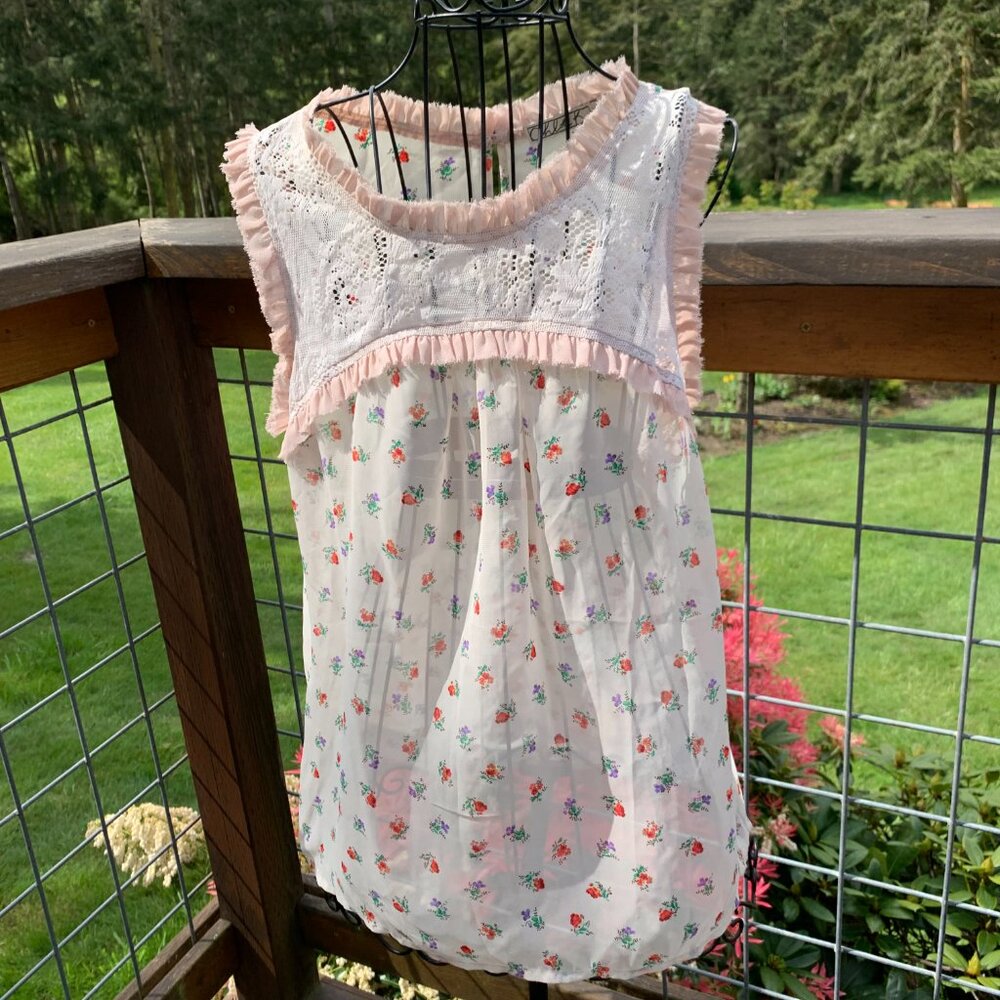 Chloe K Ladies size Medium Ivory Floral Sleeveless Sheer Blouse